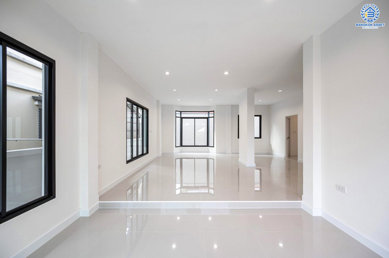 บ้านมือสองตกแต่งใหม่ โครงการ วรารมย์ เพชรเกษม81 แบรนด์ Q.House รองรับทุกความสุขใกล้ส่วนกลาง เนื้อที่ 64.1 ตร.ว. ฟังก์ชัน 4 ห้องนอน 3 ห้องน้ำ 1 ห้องอเนกประสงค์ จอดรถได้ 2 คัน บนทำเลใกล้ The Mall บางแค และเชื่อมต่อ ถนนกาญจนาฯ ถนนบางบอน และถนนพุทธมณฑลสาย4